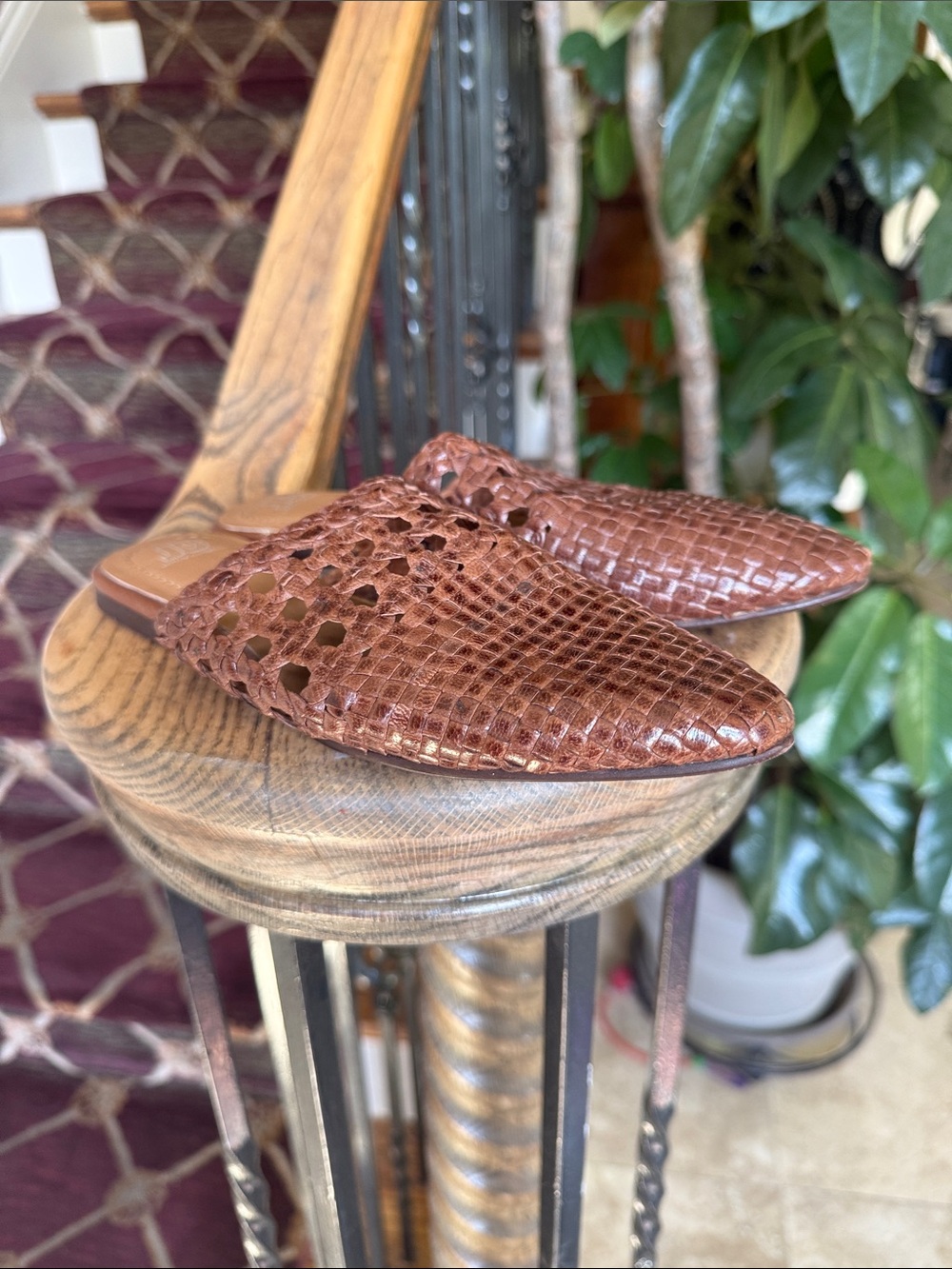 JEFFREY CAMPBELL ladies leather woven slide size 6 very good condition